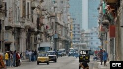 HAB13 - LA HABANA (CUBA), 15/11/06.- Vista del viejo y populoso barrio de Centro Habana con un moderno hotel al fondo. San Cristóbal de La Habana, nombre originario de la ciudad, fundada por órdenes del conquistador Diego Velázquez y asentada en el Puerto