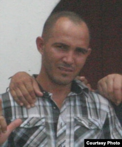 Ermis Carbonell, reportero de palenque Visión golpeado por la policía política en Guantánamo. Foto: Cortesía PV.