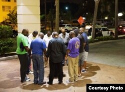 Miembros de la Iglesia Metodista Emmanuel (Carolina del Sur) oran luego de un ataque en el que murieron nueve de sus hermanos en la fe.