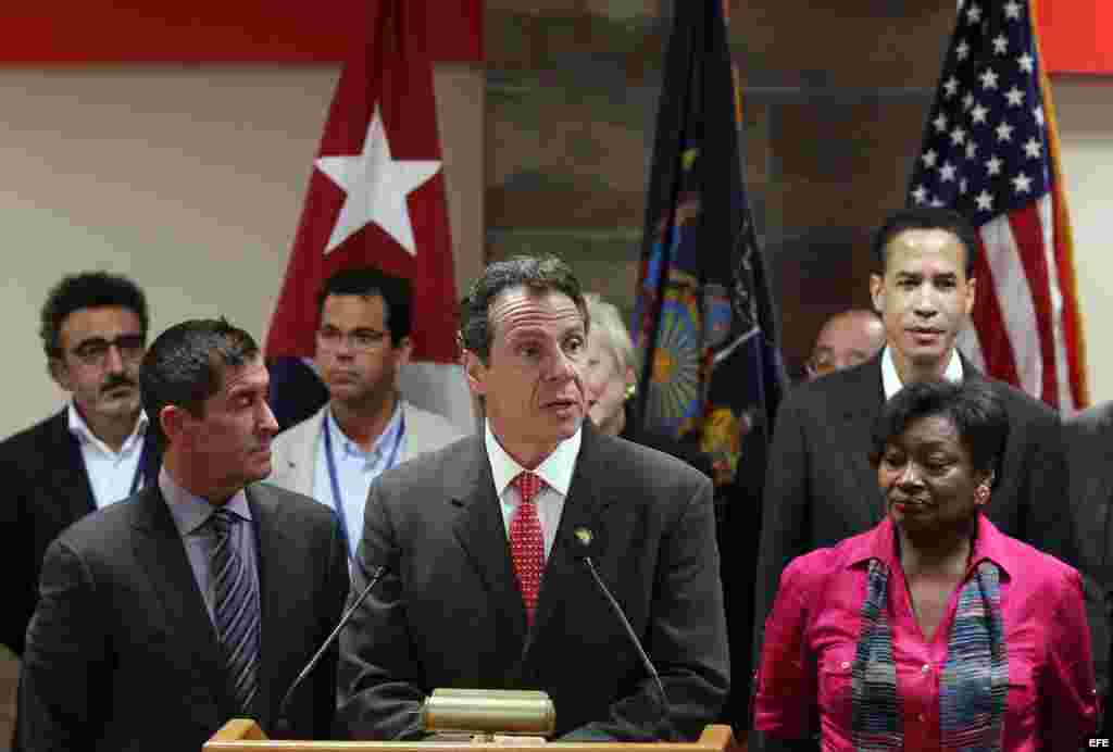 El gobernador de Nueva York, Andrew Cuomo (c), habla durante una rueda de prensa acompañado por una delegación de empresarios de su estado.