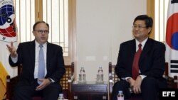 El enviado especial estadounidense para el diálogo a seis bandas con las dos Coreas, Sydney Seiler (izda), y el director general a cargo del tema nuclear norcoreano de Corea del Sur, Shin Chae-Hyun (dcha).