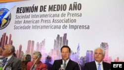 El presidente panameño, Juan Carlos Varela (c-d), junto al presidente de la SIP, Gustavo Mohme (d), la expresidenta de la SIP Elizabeth Ballantine (c-i) y al segundo vicepresidente de la SIP, Juan Luis Correa (i), durante la reunión de medio año de la SIP.