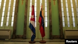 Las banderas de Cuba y Venezuela.