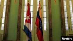 Las banderas de Cuba y Venezuela.