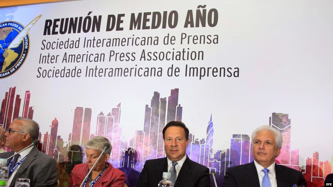 El presidente panameño, Juan Carlos Varela (c-d), junto al presidente de la SIP, Gustavo Mohme (d), la expresidenta de la SIP Elizabeth Ballantine (c-i) y al segundo vicepresidente de la SIP, Juan Luis Correa (i), durante la reunión de medio año de la SIP.