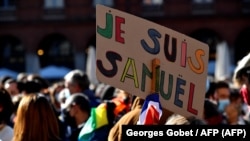 Miles de personas rinden tributo al profesor Samuel Paty (Georges Gobet / AFP).
