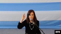 Fotografía cedida por la presidencia argentina del 4 de octubre de 2013, en la que se observa a la presidenta Cristina Fernández, durante la inauguración de un hospital en La Matanza, provincia de Buenos Aires (Argentina).