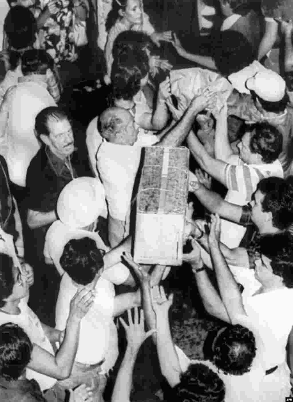 7-4-1980.- Más de 4.000 exiliados cubanos durante la manifestación de apoyo y recogida de comida y medicinas para los ciudadanos cubanos que solicitan asilo diplomático en la embajada de Perú en La Habana. 