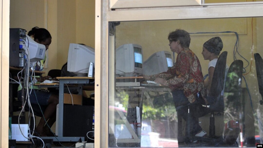  Varias personas consultan Internet en una "sala de navegación", perteneciente a la empresa estatal Correos de Cuba hoy, jueves 10 de febrero de 2011, en La Habana.