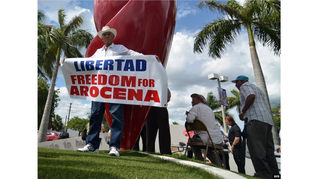 Un hombre sostiene una pancarta pidiendo libertad para el anticastrista, Eduardo Arocena.