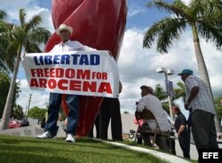 Un hombre sostiene una pancarta pidiendo libertad para el anticastrista, Eduardo Arocena.
