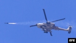 Un helicóptero Apache israelí dispara misiles hacia la Franja de Gaza