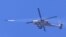 Un helicóptero Apache israelí dispara misiles hacia la Franja de Gaza.