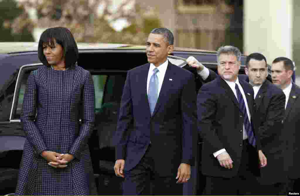 Cuando lleg&oacute; al piso 15, se apart&oacute; un poco de la columna por la que estaba subiendo para saludar a unos trabajadores que se encontraban en un balc&oacute;n.