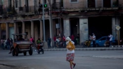 Cuba podría estar alcanzando el pico de la actual ola de contagios, según expertos de la isla. (AP/Ismael Francisco)