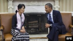 La líder opositora birmana Aung San Suu Kyi, se reúne con el presidente estadounidense, Barack Obama, en la Oficina Oval de la Casa Blanca