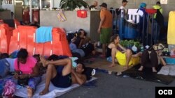 Los cubanos varados en Costa Rica han improvisado camas en las calles mientras esperan.