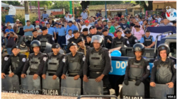 Policías y simpatizantes del gobierno de Daniel Ortega rodean la iglesia San Miguel Arcangel, en Masaya, Nicaragua, después de una protesta dentro del templo. Foto archivo VOA.