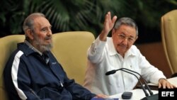 Fidel Castro junto a su hermano Raúl en La Habana, en abril de 2011. (Archivo)