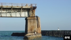 Imagen del pilar del antiguo puente de las Siete Millas que unía la península de Florida con las islas del sur del estado