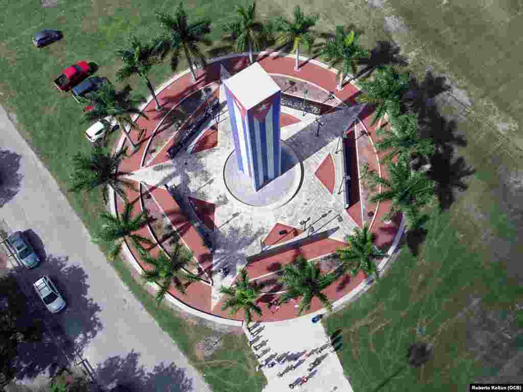 Vista aérea del Memorial Cubano en la Universidad Internacional de la Florida (FIU).