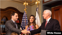 Carlos Trujillo presta juramento ante el vicepresidente Mike Pence, como nuevo embajador de EEUU en la OEA