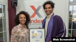 Luis Manuel Otero Alcántara y Yanelis Núñez reciben el Premio a la Libertad de Expresión para las Artes de la organización Index on Censorship por su proyecto Museo de la Disidencia.