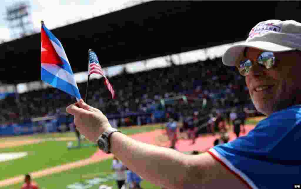 Las banderas de Cuba y EEUU ondean en el Latinoamericano.
