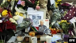 Varios ramos de flores, imágenes y velas han sido colocadas en recuerdo del expresidente sudafricano Nelson Mandela. 