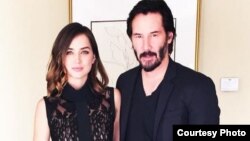 Ana de Armas posa junto a Keanu Reeves tras una conferencia de prensa. / Foto tomada del Instagram de la actriz.