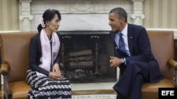 La líder opositora birmana Aung San Suu Kyi, se reúne con el presidente estadounidense, Barack Obama, en la Oficina Oval de la Casa Blanca
