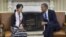 La líder opositora birmana Aung San Suu Kyi, se reúne con el presidente estadounidense, Barack Obama, en la Oficina Oval de la Casa Blanca