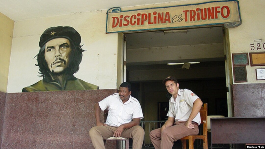 En Cuba dos jóvenes agentes de seguridad sentados bajo el lema revolucionario "Disciplina es triunfo" (Blog 3rd Culture Cafe).