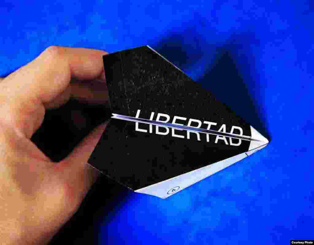 Origami con la palabra libertad, otra de las piezas interactivas de El Sexto.