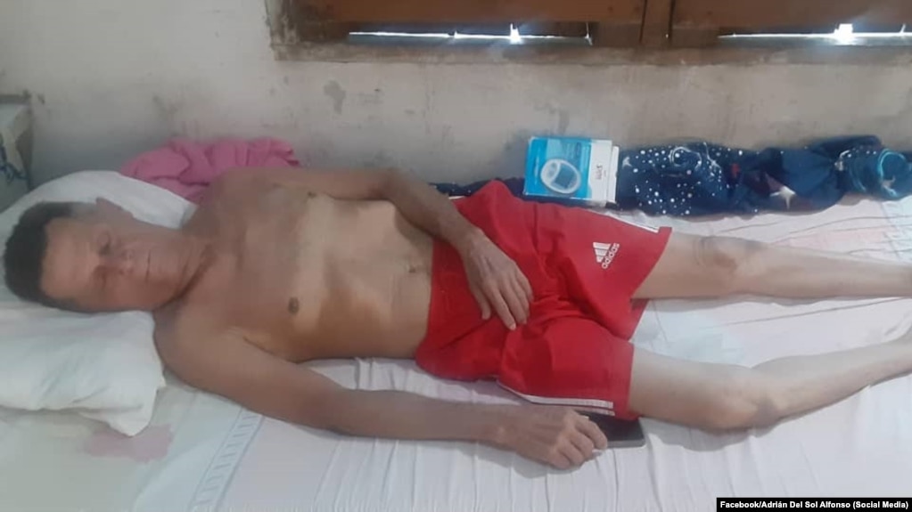 El opositor cubano Guillermo del Sol en huelga de hambre en su vivienda de Santa Clara, Villa Clara, Cuba. 