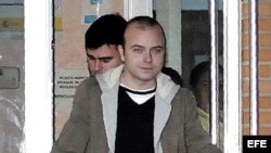 El dirigente de Nuevas Generaciones Ángel Carromero a su salida esta tarde de la Prisión de Segovia tras la obtención del tercer grado o régimen abierto que le ha concedido hoy Instituciones Penitenciarias. EFE/Valentín Gonzalo