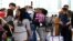 Cubanos chequean equipajes antes de tomar vuelos para salir de Costa Rica (Teletica)