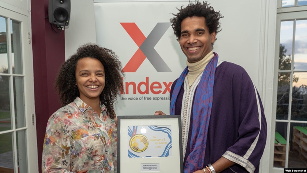 Luis Manuel Otero Alcántara y Yanelis Núñez reciben el Premio a la Libertad de Expresión para las Artes de la organización Index on Censorship por su proyecto Museo de la Disidencia.