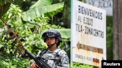 Un miembro de la Guardia Nacional vigila después de que la gente huyó de la violencia de las bandas armadas en Tila, estado de Chiapas, México 12 de junio 2024. (REUTERS/Jacob García)