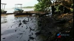 Pobladores muestran la contaminación en la bahía de Cienfuegos