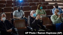 El arzobispo de Boston, cardenal Sean Patrick O'Malley, escucha una presentación en el Centro de Ingeniería Genética y Biotecnología de Cuba. el 9 de septiembre de 2021. ( AP Photo / Ramon Espinosa)