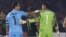 El portero chileno Claudio Bravo (i) saluda al portero mexicano José Corona tras el partido Chile-México, del Grupo A de la Copa América.