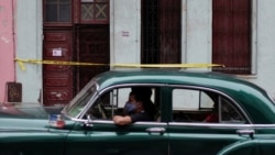 Un auto pasa frente a una vivienda en cuarentena por coronavirus en La Habana. ( REUTERS/Alexandre Meneghini)