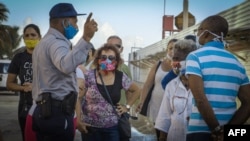 Policías organizan las colas en La Habana