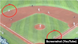 Error de juicio: véase la distancia que separa a Christian Yelich de la intermedia y al bateador William Contreras de primera base.