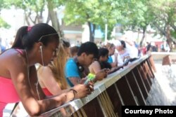 Usuarios de Wi-Fi en un céntrico parque habanero (M.Díaz Mons)