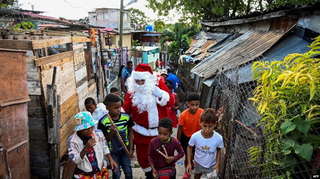 Un hombre vestido de Santa Claus camina en las calles de La Habana el 21 de diciembre de 2023. (Yamil Lage/AFP).