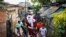 Un hombre vestido de Santa Claus camina en las calles de La Habana el 21 de diciembre de 2023. (Yamil Lage/AFP).