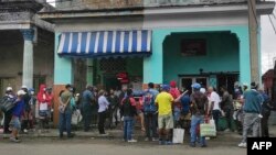 Habaneros hacen cola para comprar alimentos, en medio de medidas restrictivas por el alza de casos de COVID-19. (Yamil LAGE / AFP) 