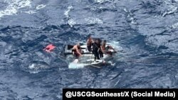 Uno de los dos grupos de balseros cubanos repatriados este miércoles naufragó cerca de las costas estadounidenses. (@USCGSoutheast/X)